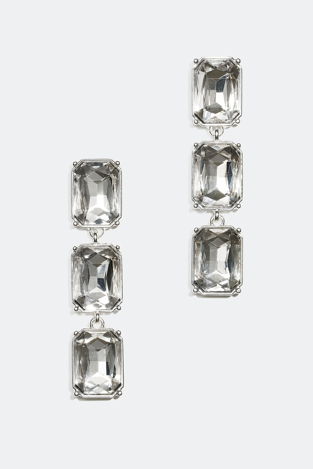Silverfärgade örhängen med rektangulära glasstenar