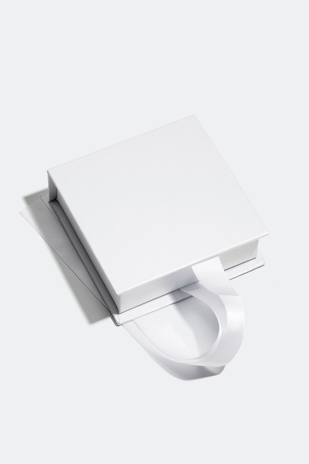 Vit presentask med sidenband