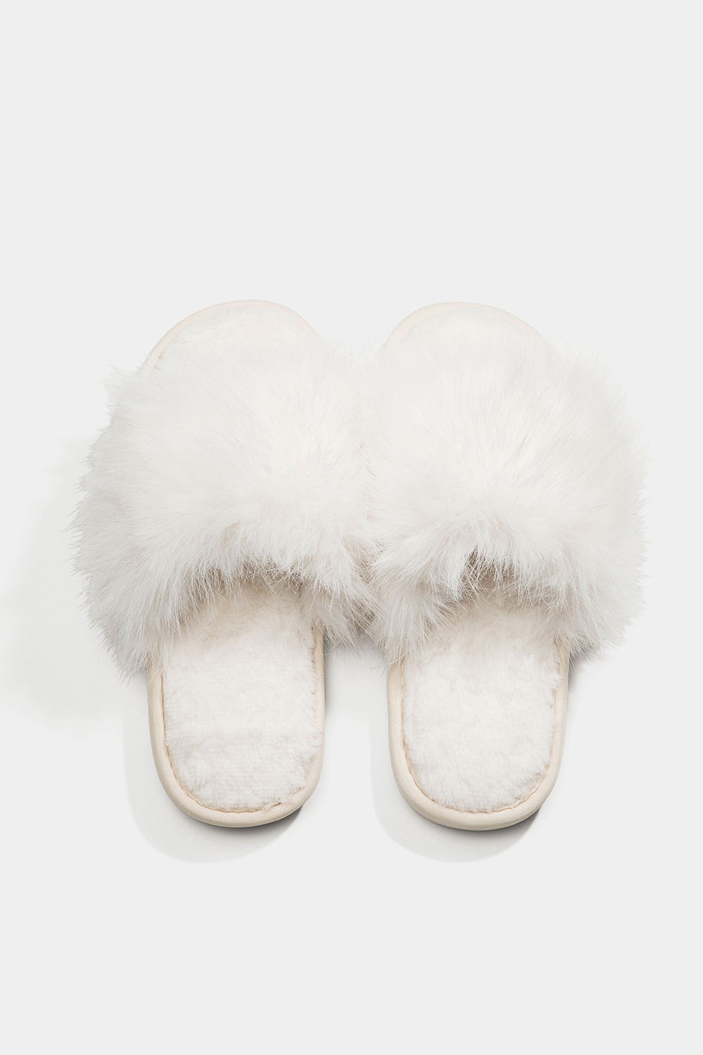 Vita fluffiga tofflor