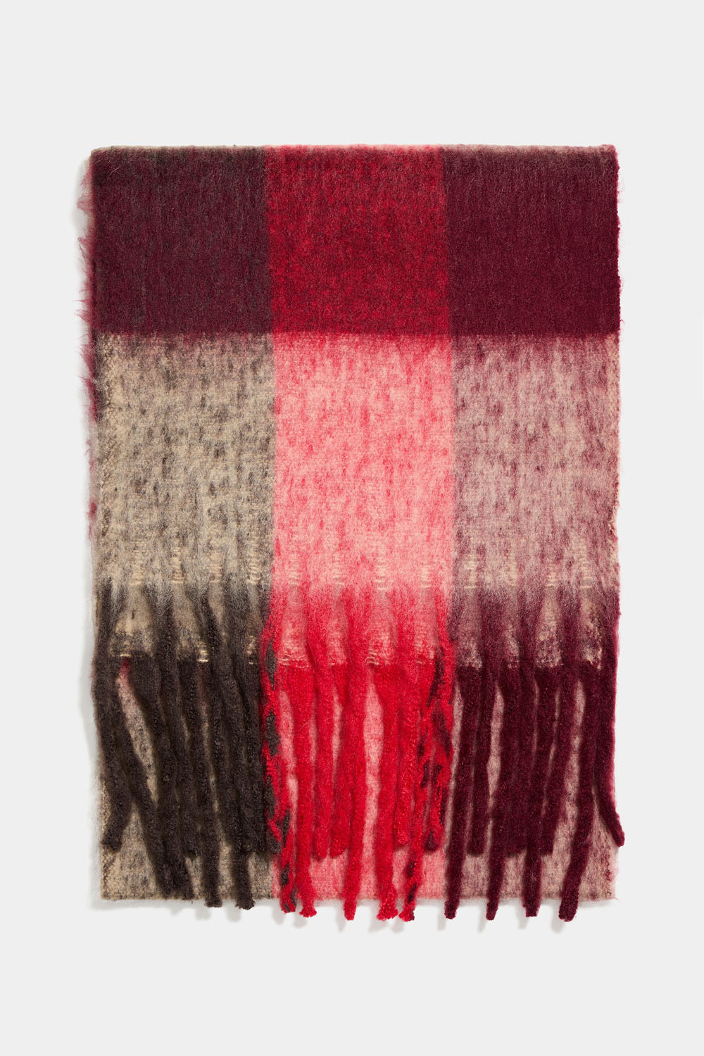 Borstad röd halsduk i rutigt mönster