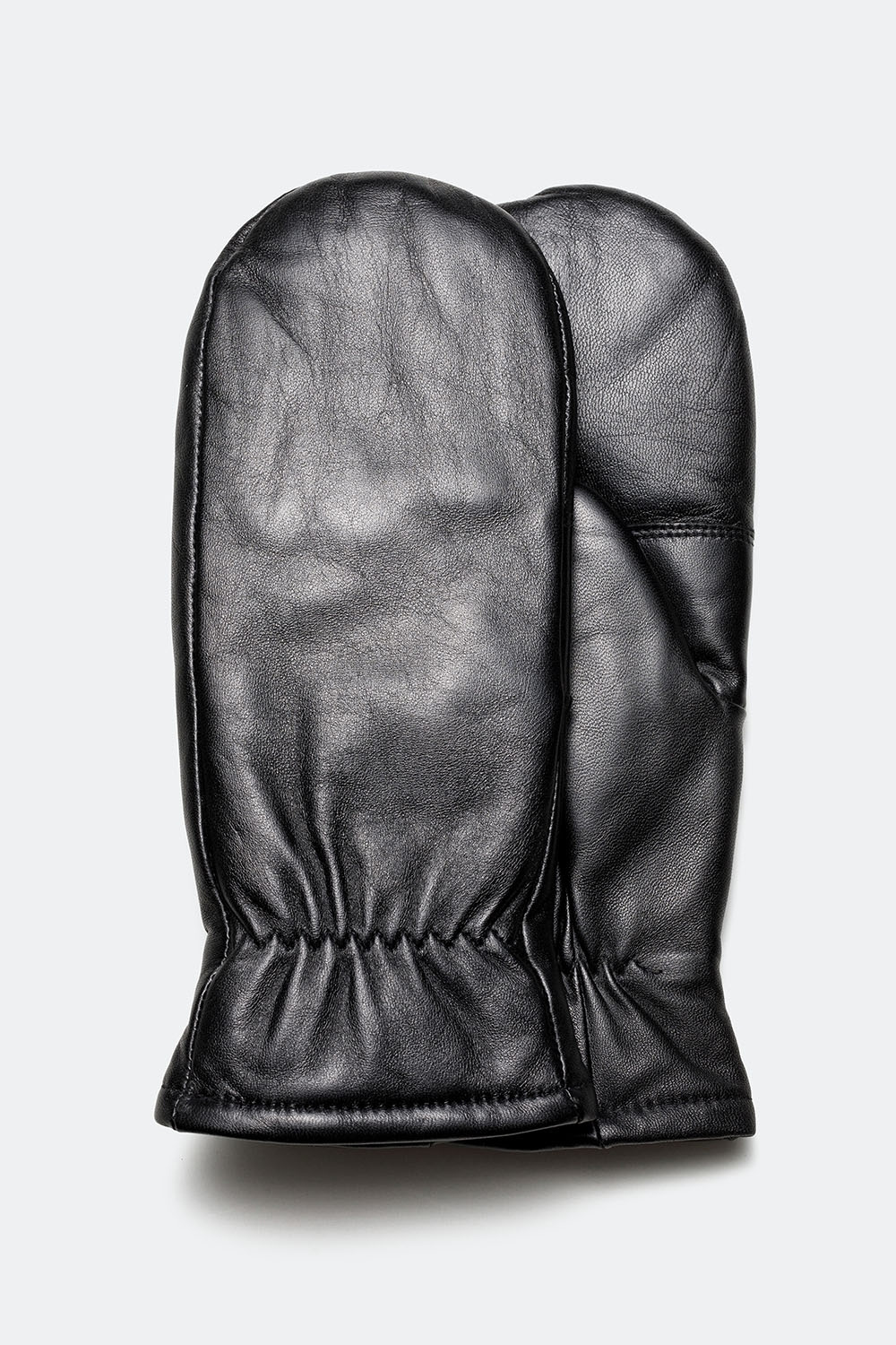 Svarta tumhanskar i skinn