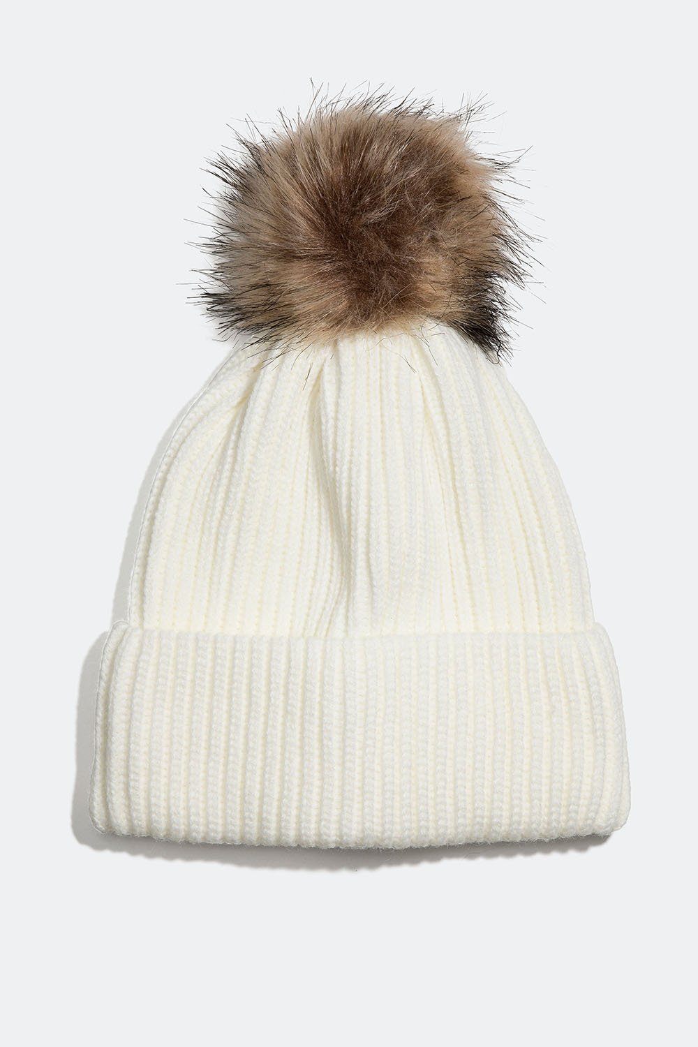 Vit ribbstickad mössa med boll