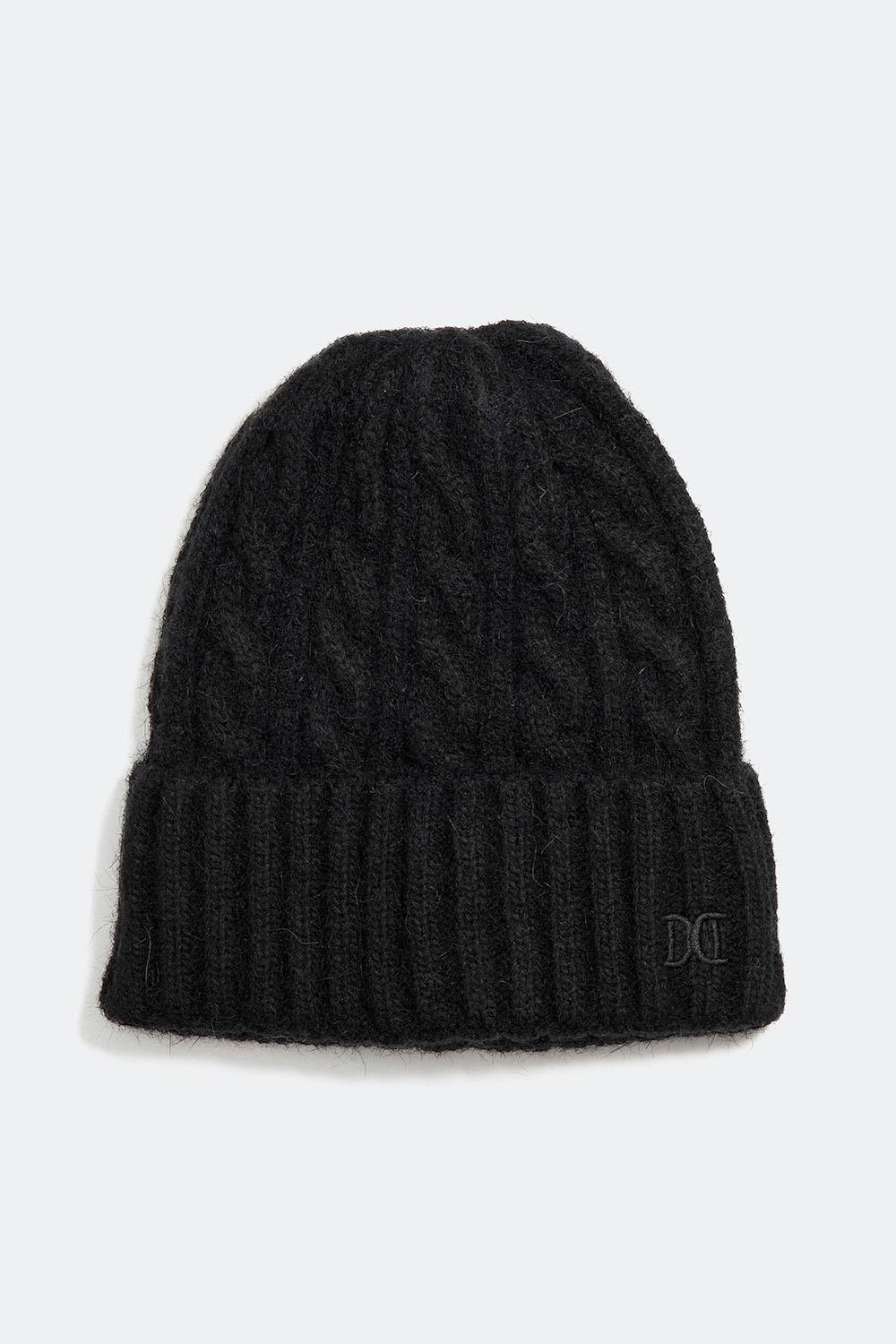 Svart kabelstickad mössa