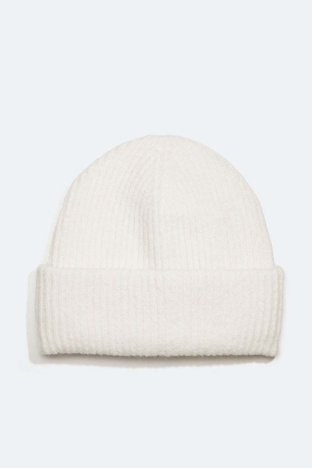 Ribbstickad mössa i vit färg