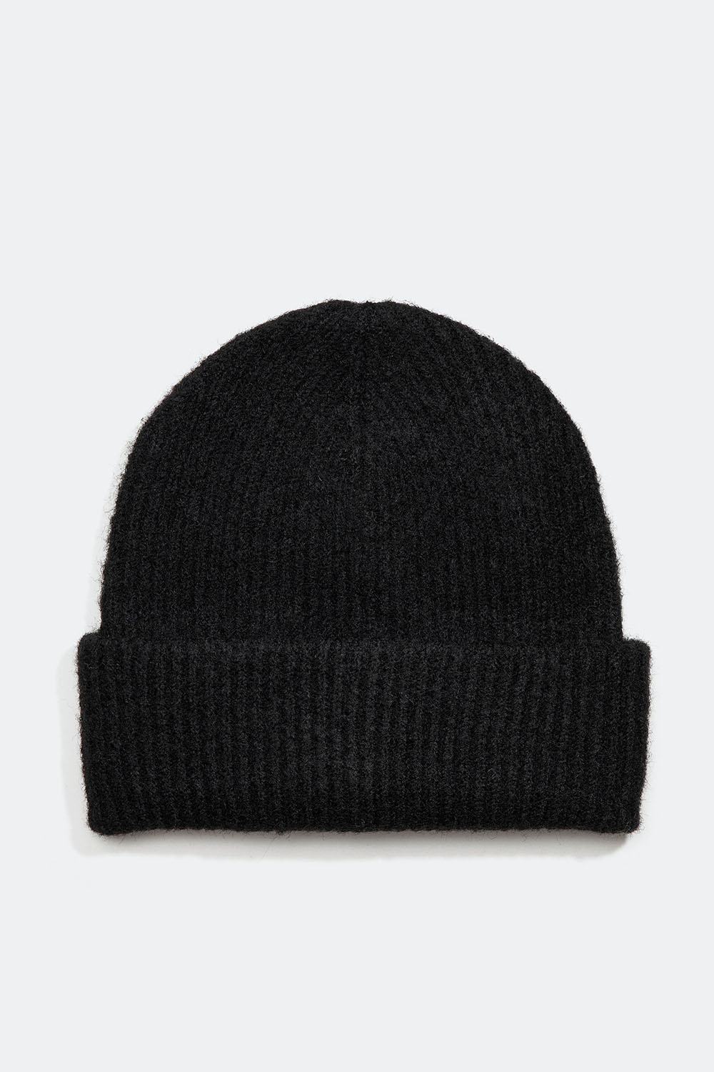 Ribbstickad mössa i svart färg