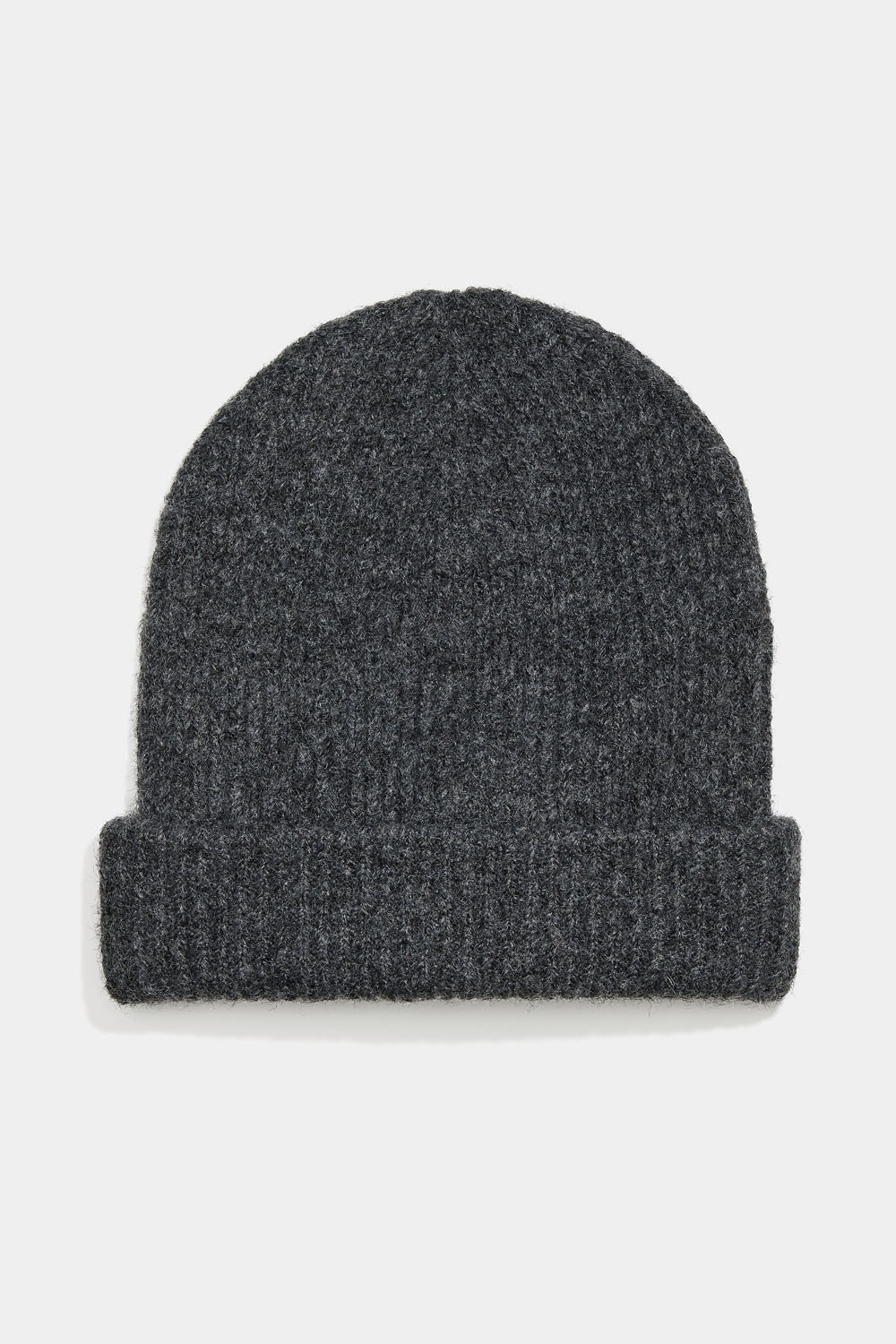 Mörkgrå ribbstickad mössa