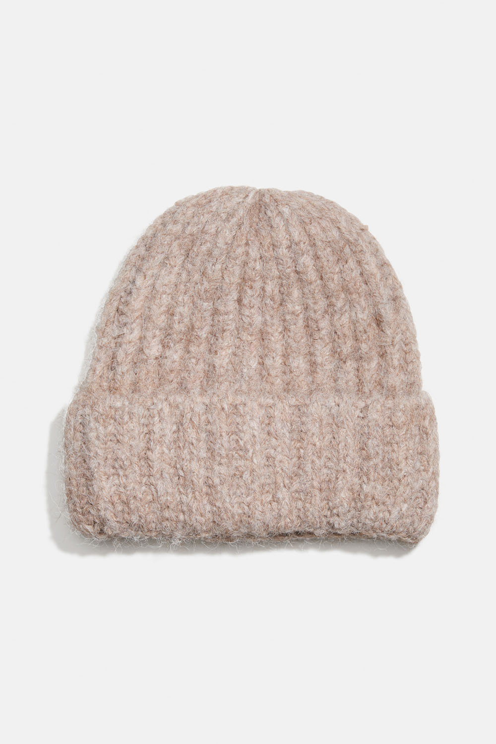 Beige ribbstickad mössa i ullblandning