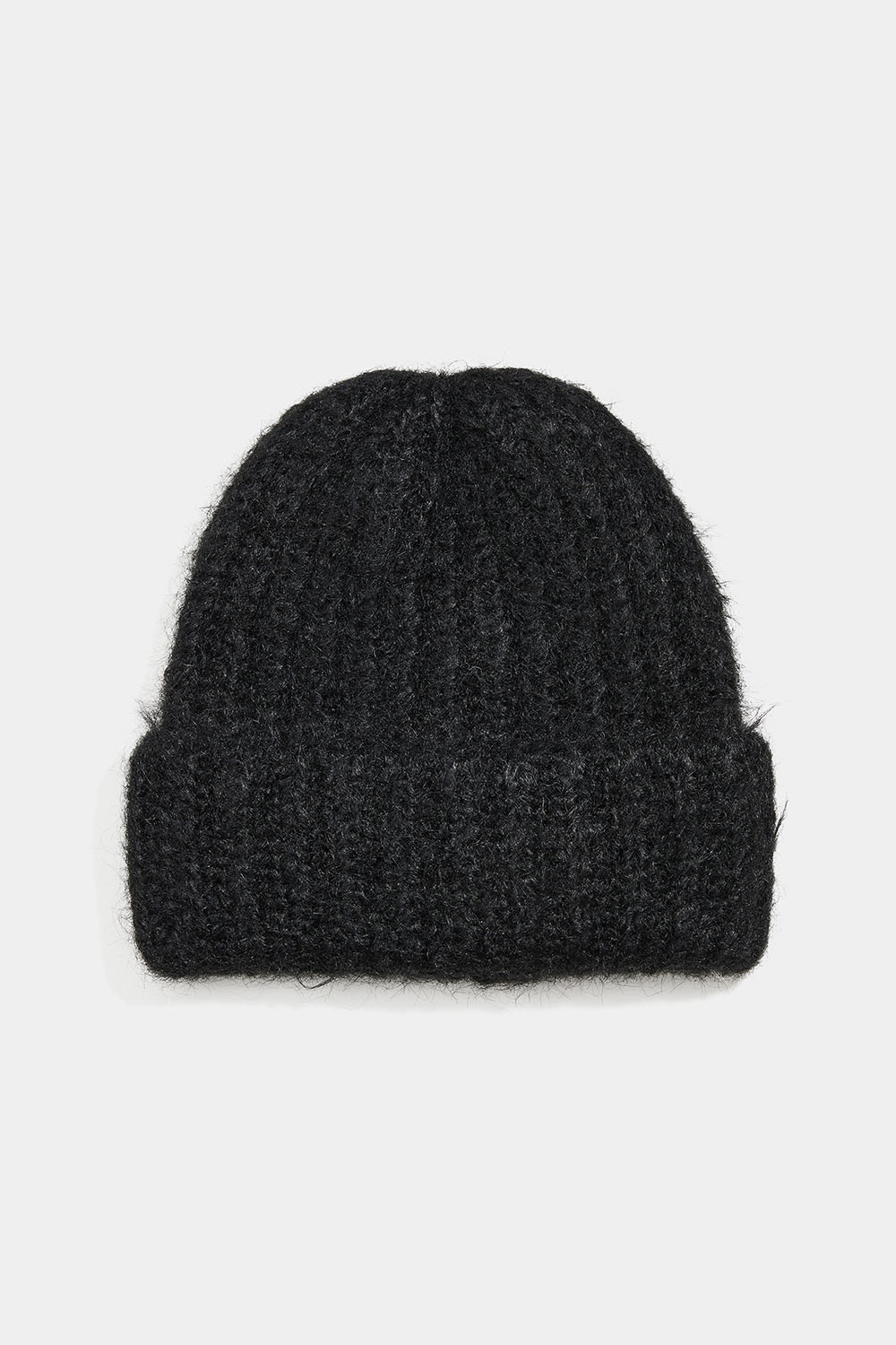 Svart ribbstickad mössa i ullblandning