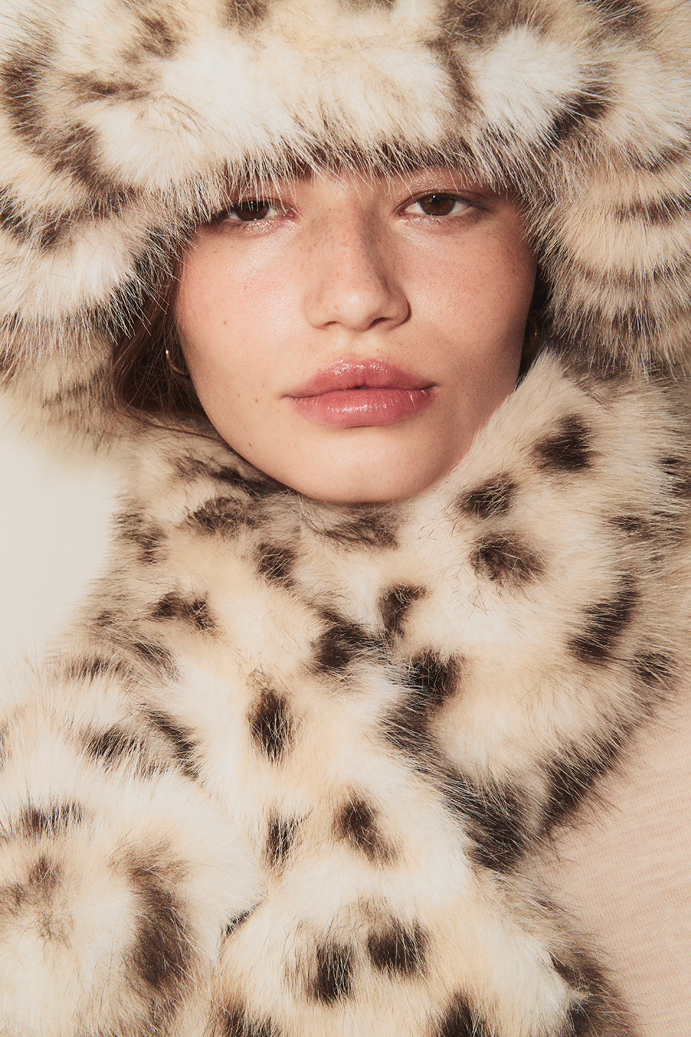 Leopardmönstrad mössa med fuskpäls