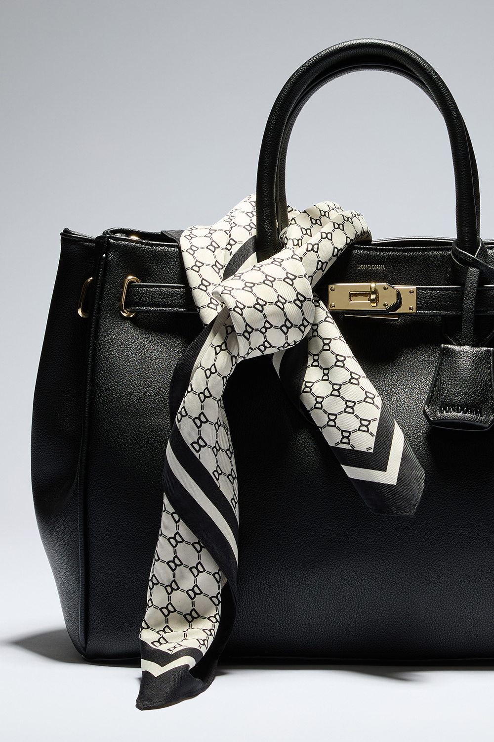 Scarf i sidenimitation med DD mönster