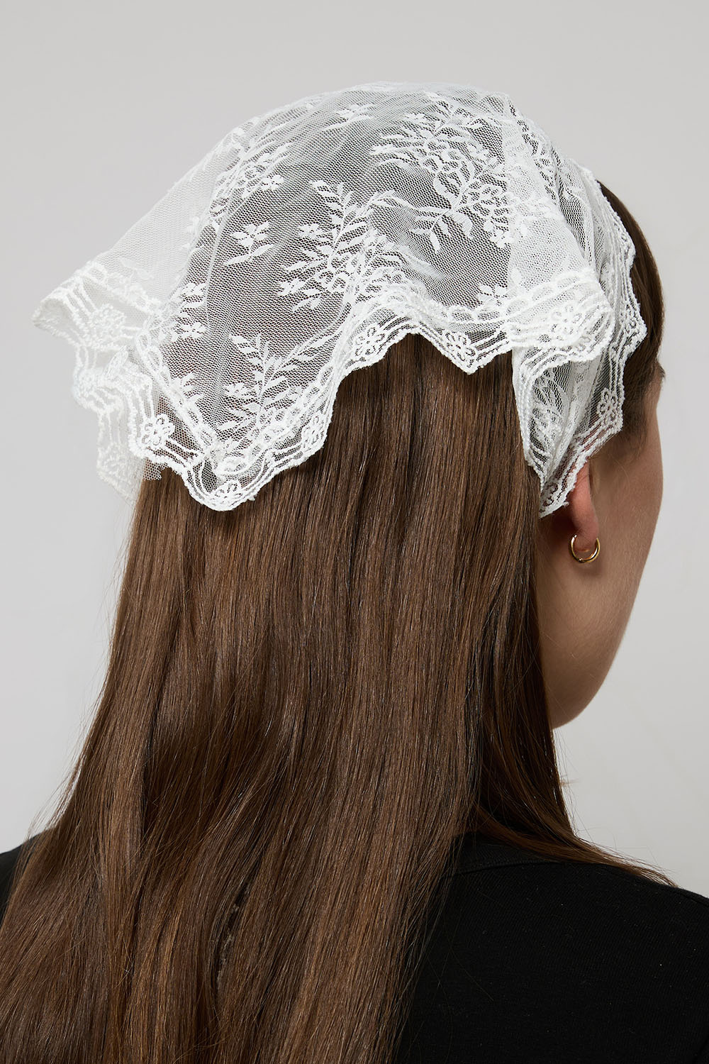 Vit scarf i spetstyg