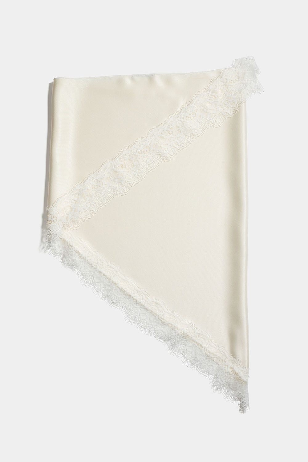 Vit satinscarf med spetskant