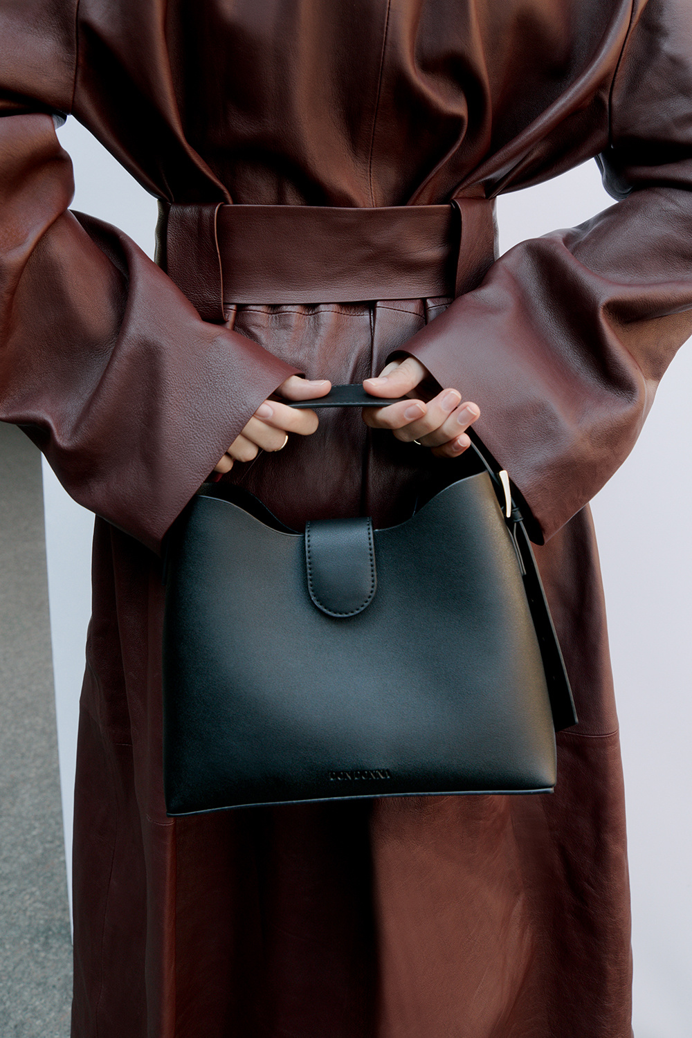 Svart väska med bred axelrem