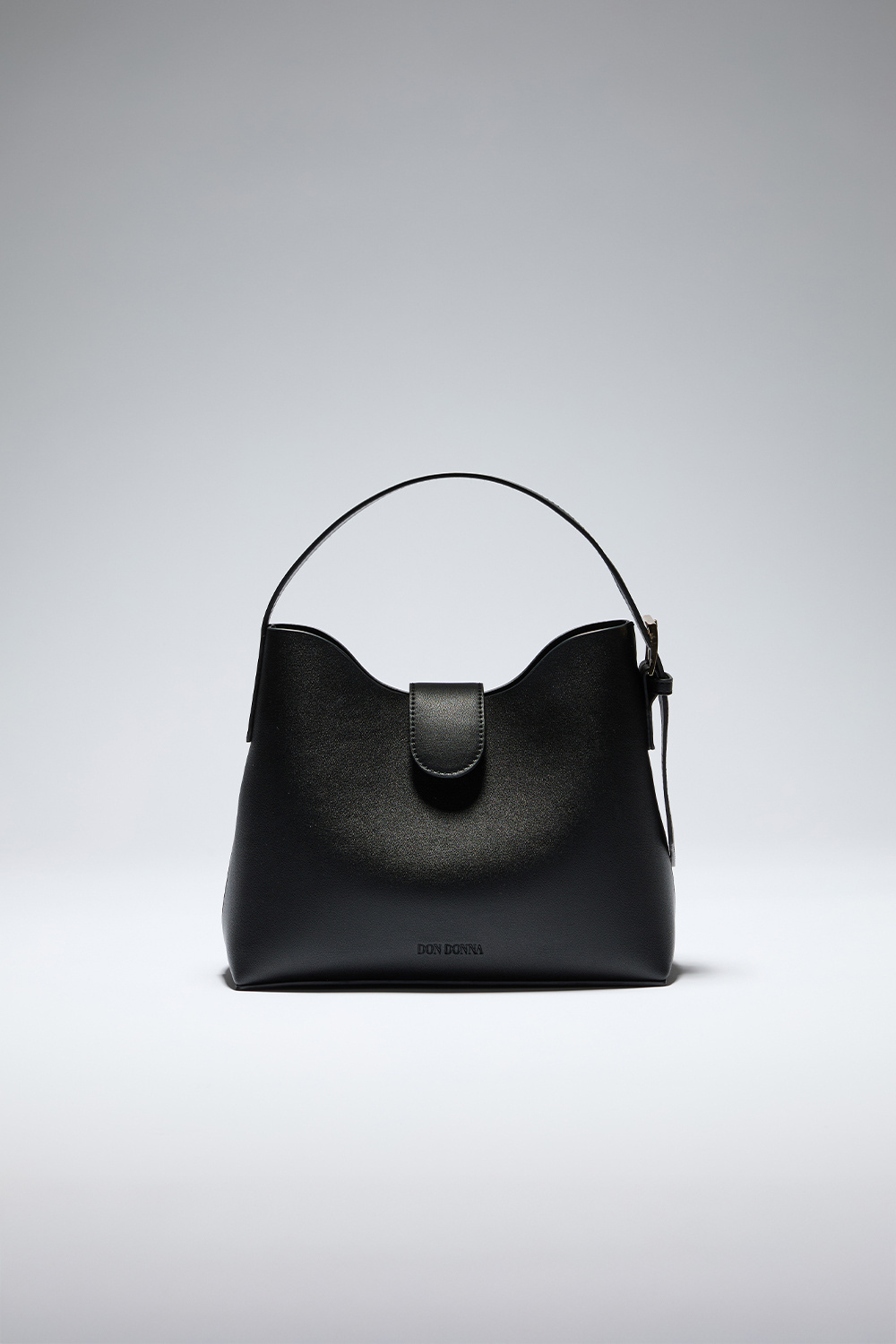 Svart väska med bred axelrem