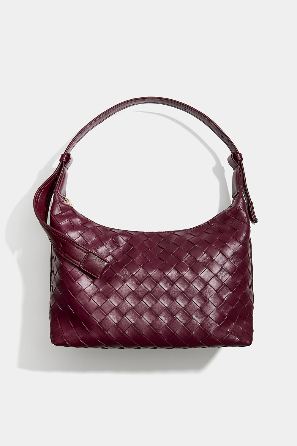 Vinröd handväska med flätad textur