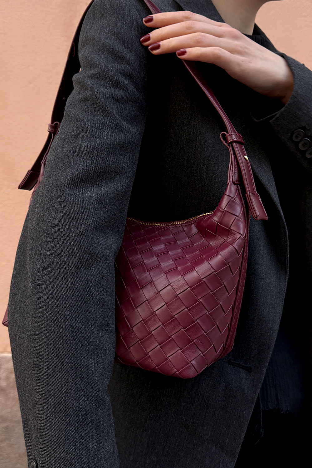 Vinröd handväska med flätad textur