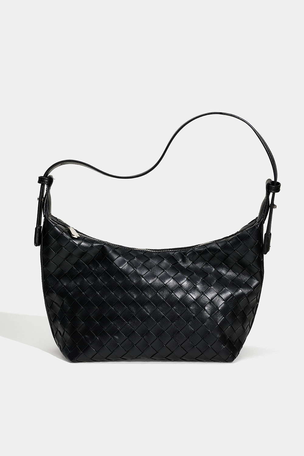 Svart handväska med flätad textur