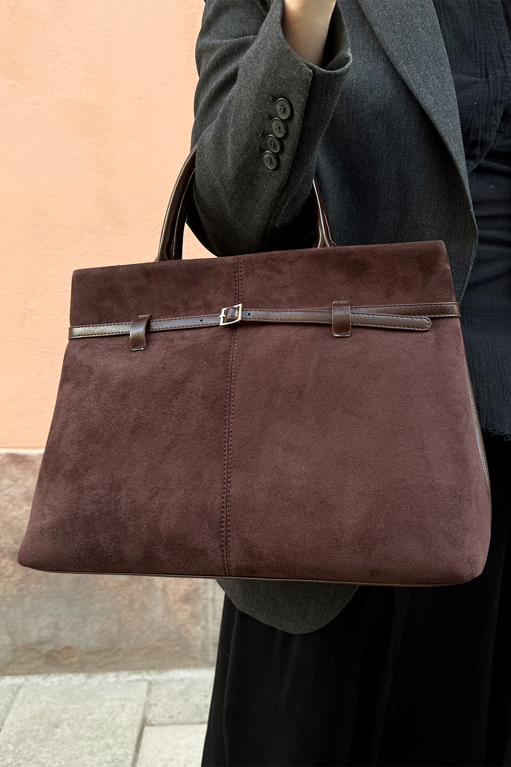 Brun väska med bältdetalj