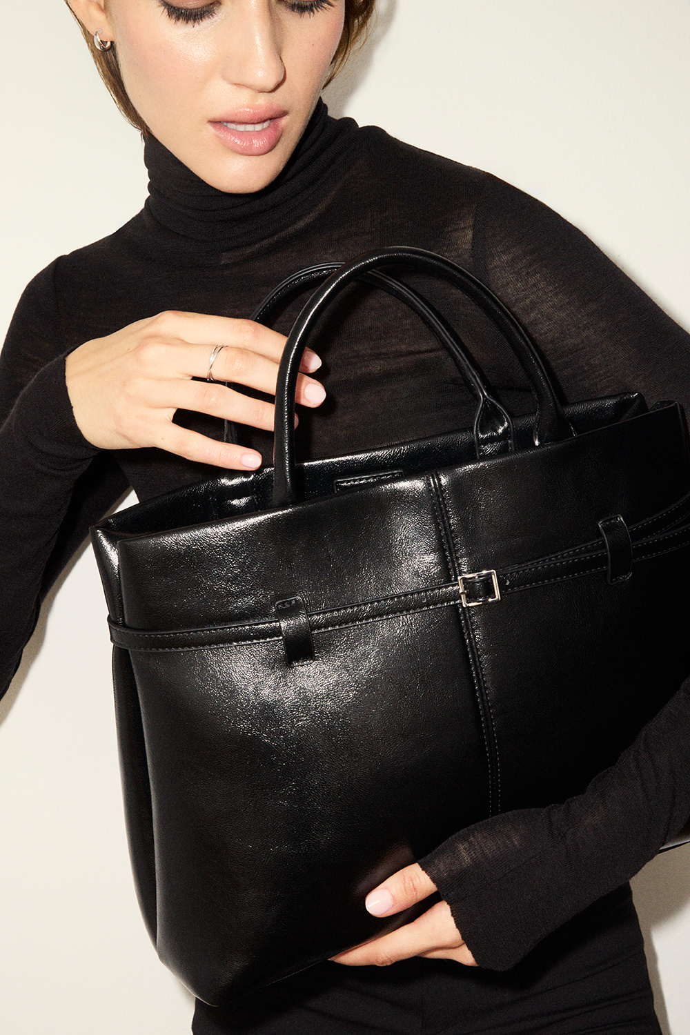 Svart väska med bältdetalj
