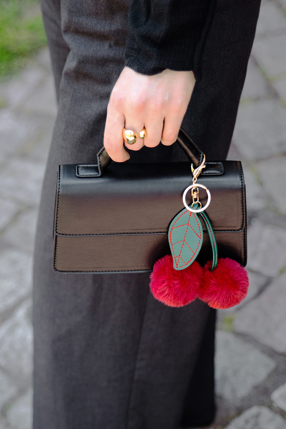 Liten svart rektangulär väska