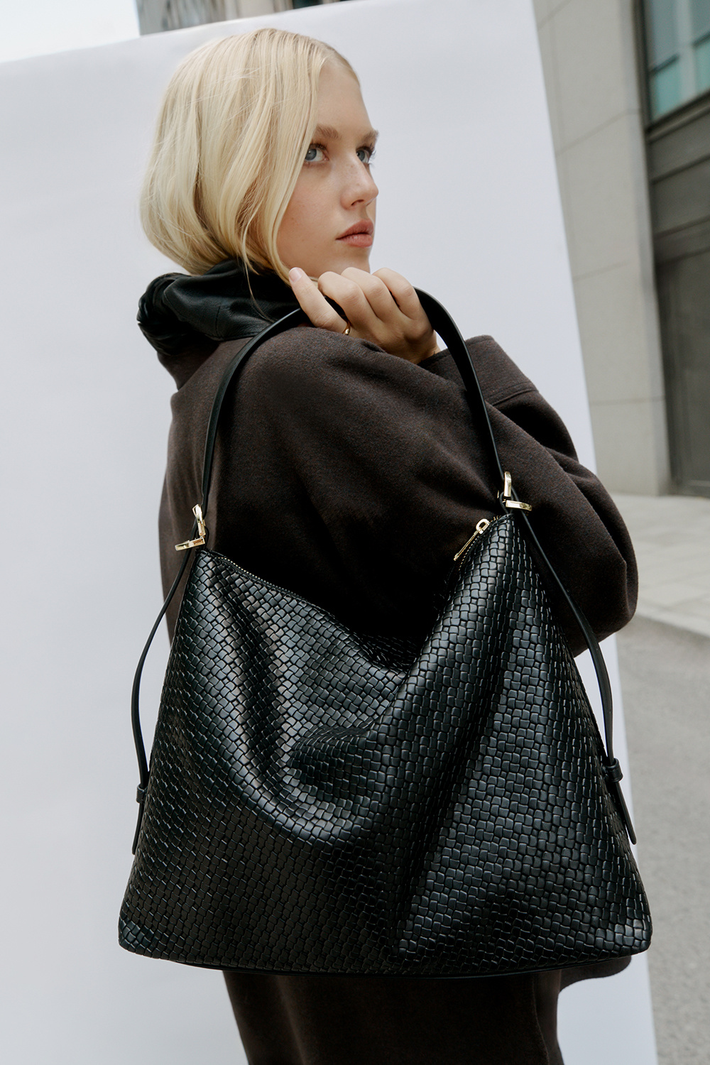 Svart hoboväska med vävd textur