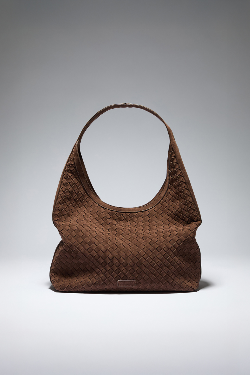 Brun hoboväska med flätad textur
