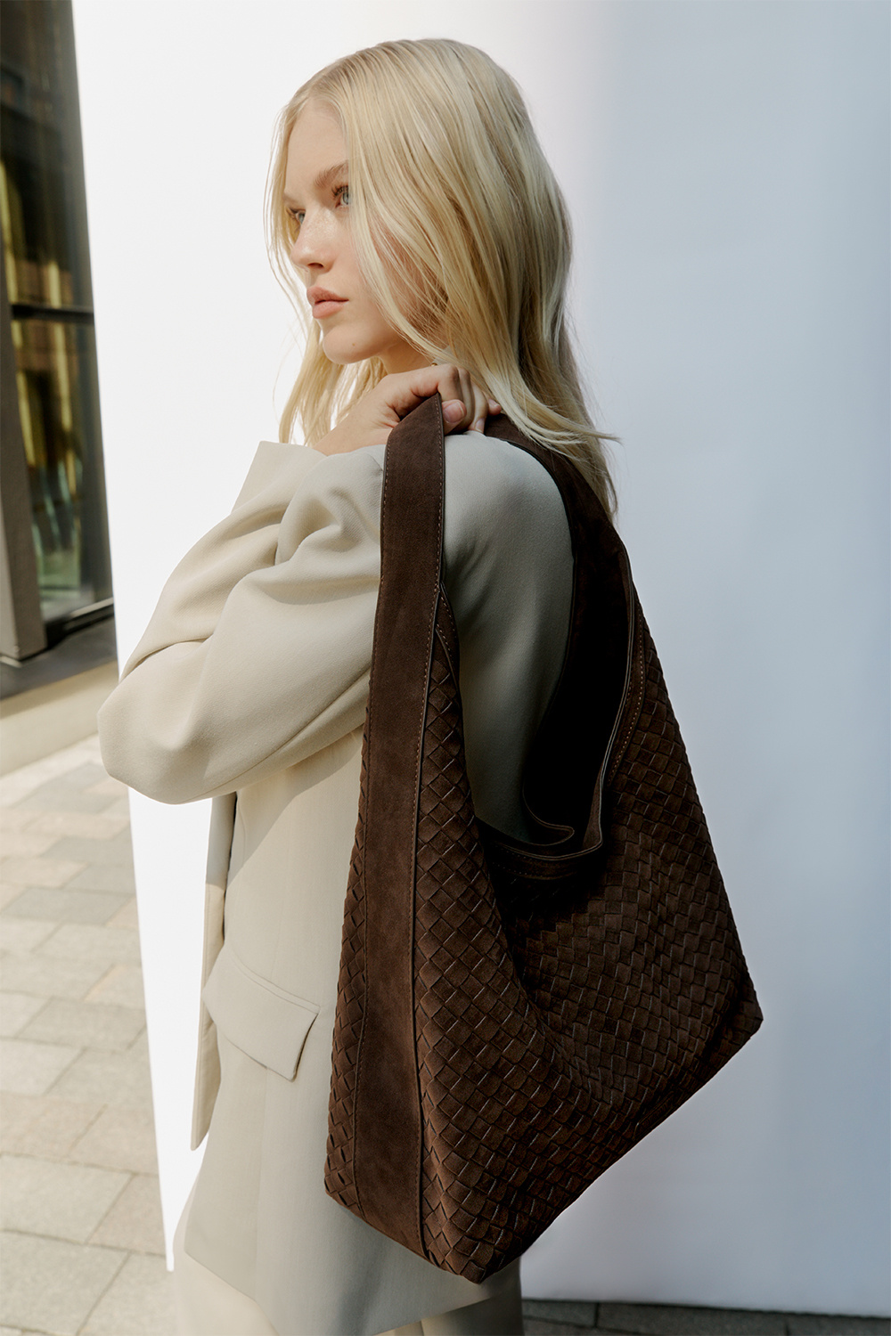 Brun hoboväska med flätad textur