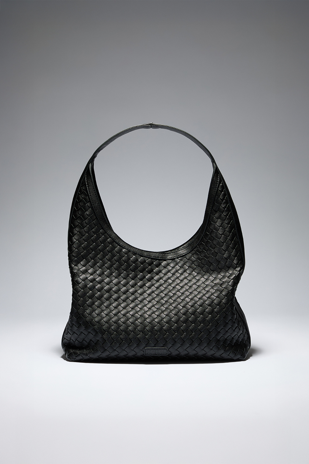 Svart hoboväska med flätad textur
