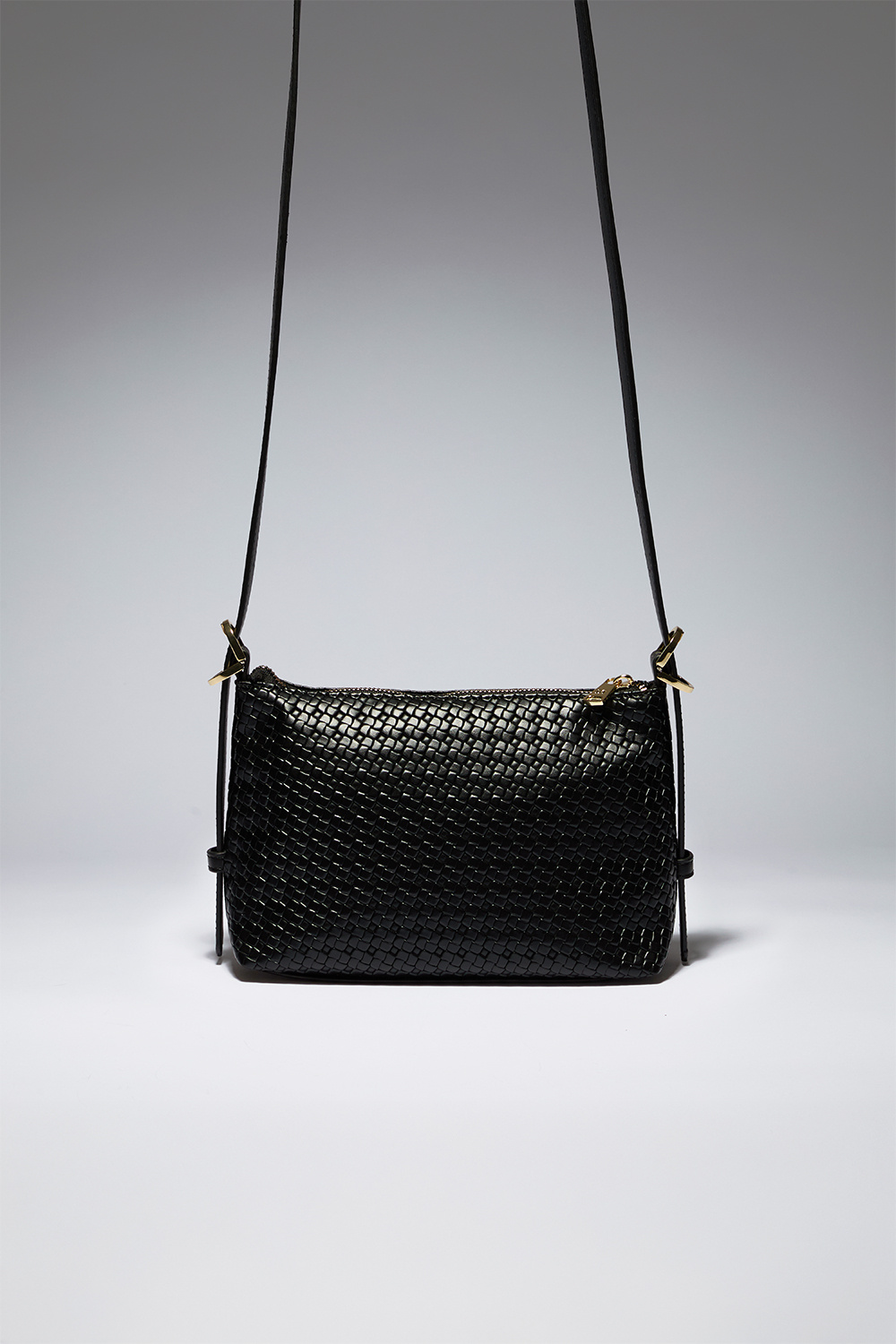 Svart crossbody väska med vävd textur