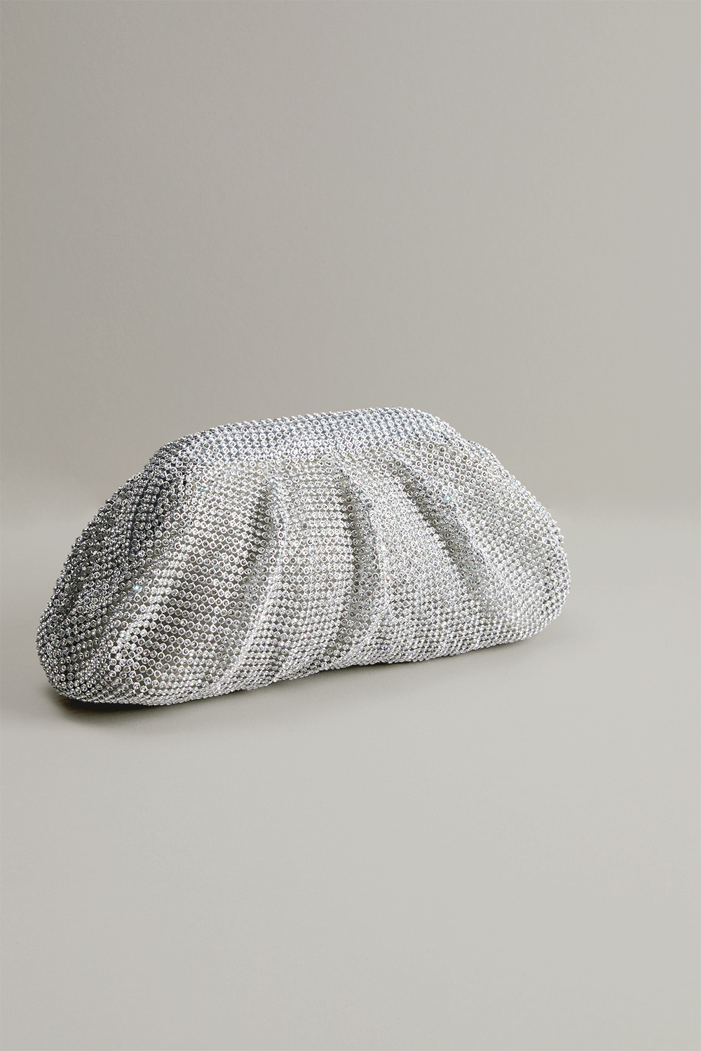 Mjuk silverfärgad clutchväska i strass