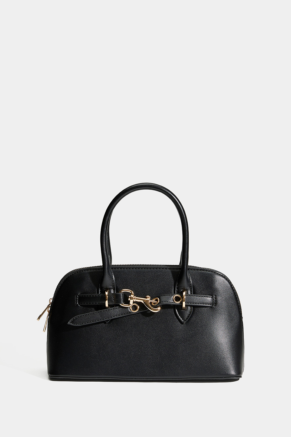 Svart handväska med rem och låsdetalj