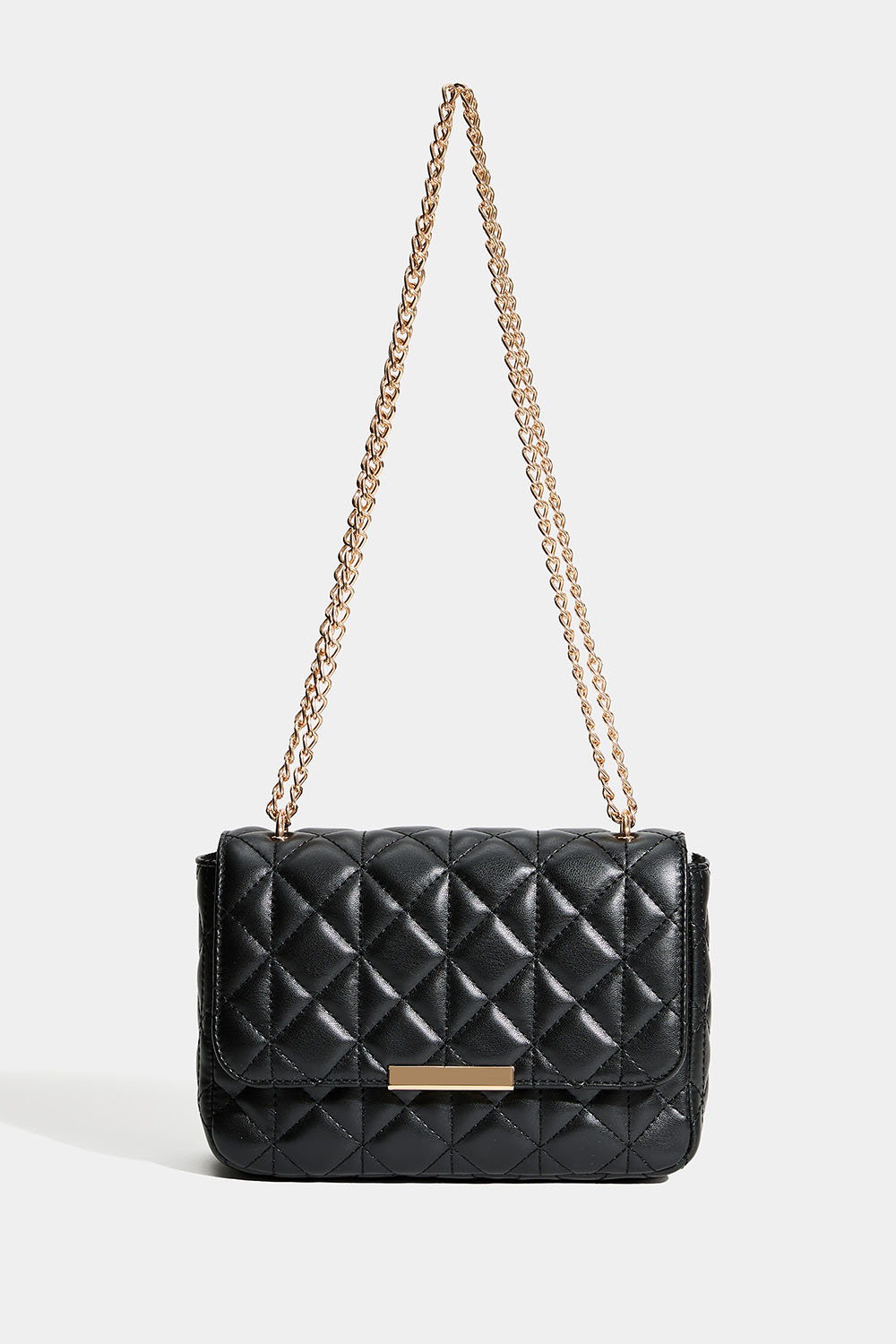 Svart väska med quiltad design och guldfärgad axelrem