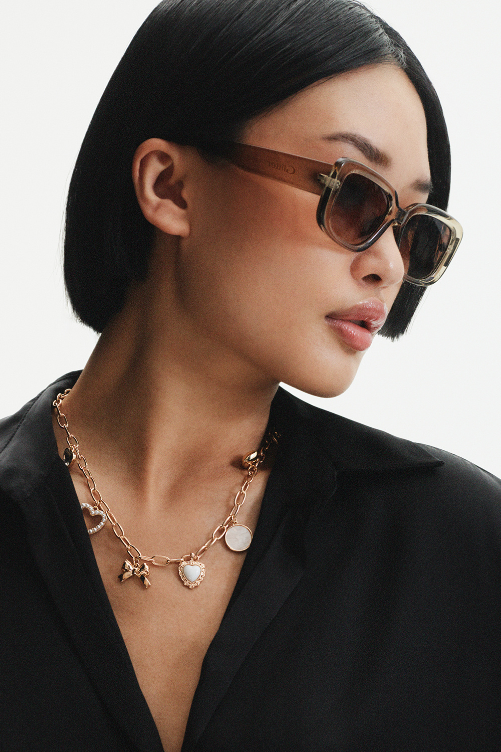 Kantiga solglasögon med transparanta ljusbruna bågar