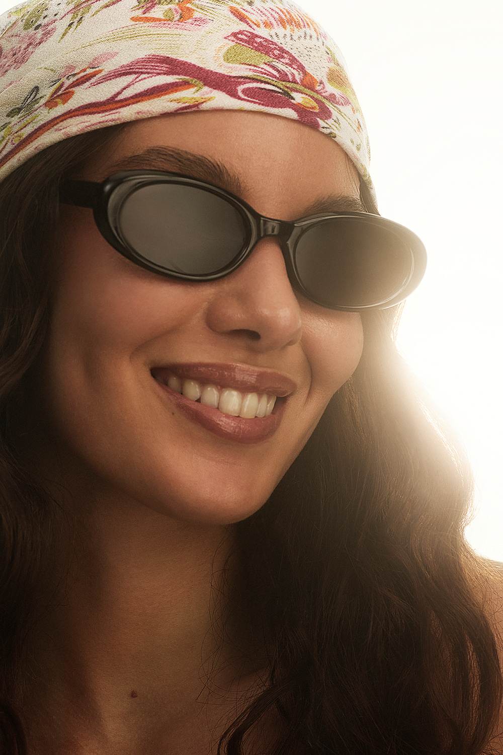 Ovala solglasögon med svarta bågar