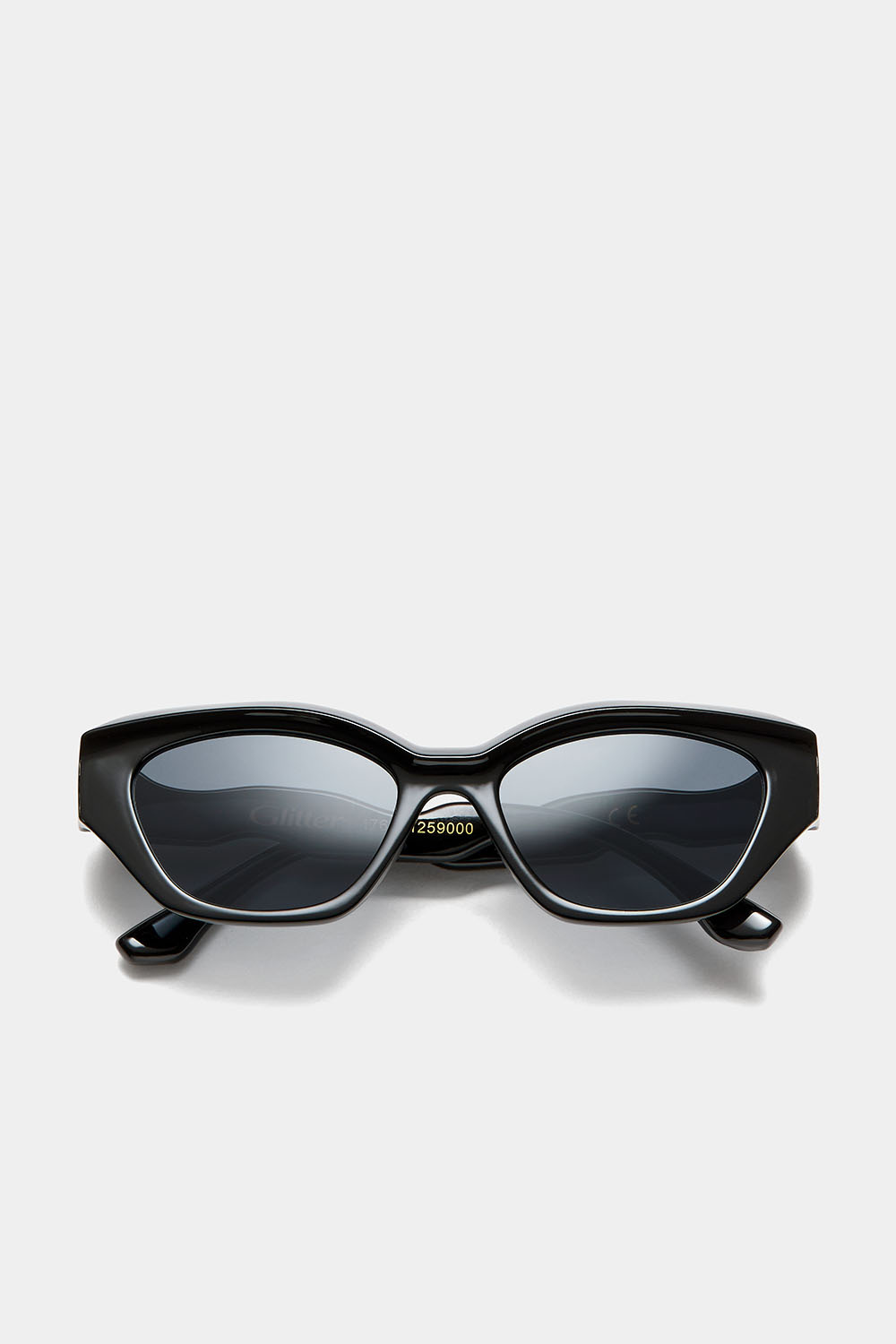 Svarta solglasögon i kantig cat-eye form