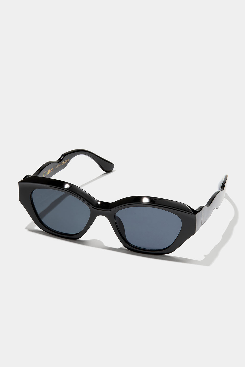 Svarta solglasögon i kantig cat-eye form