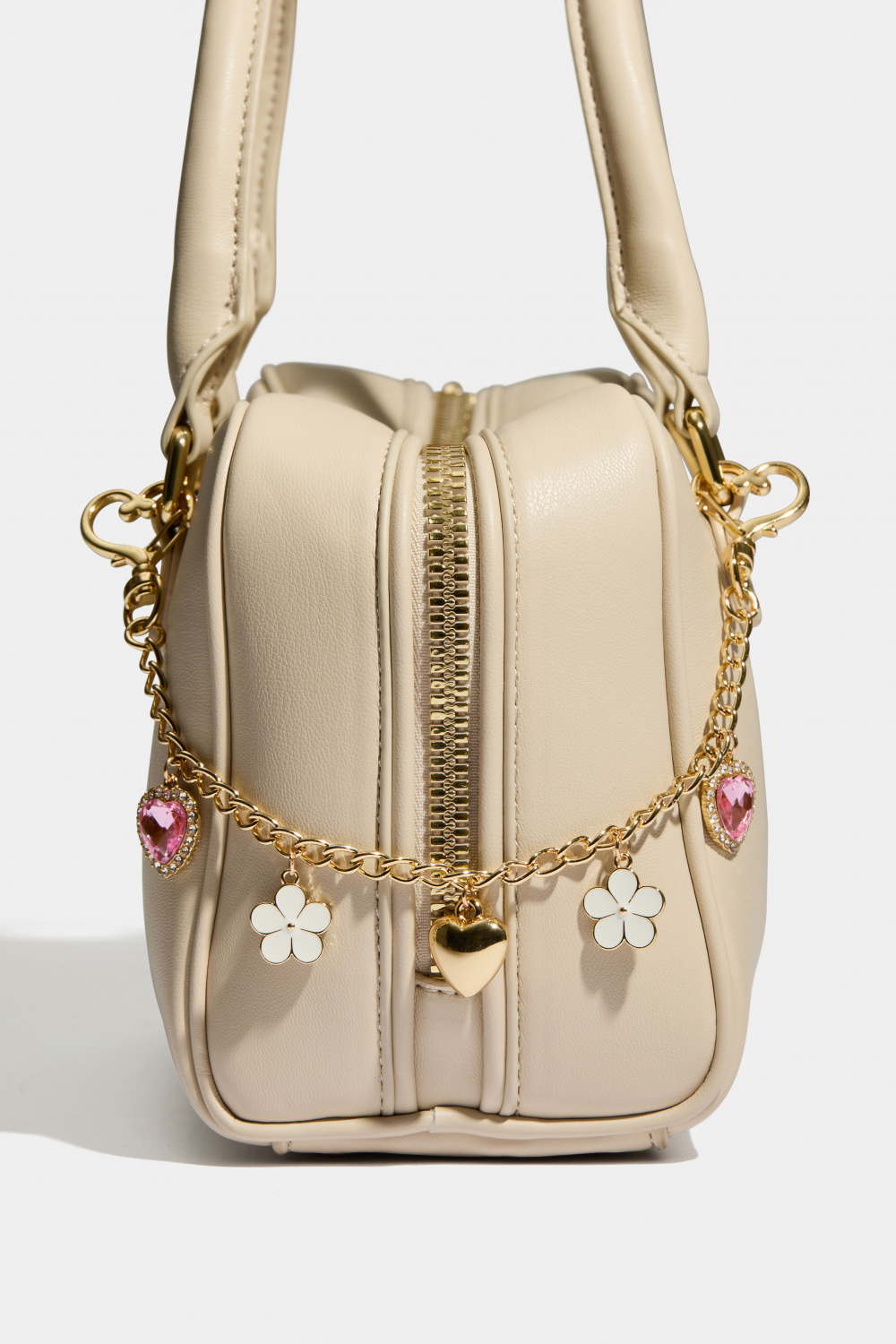 Väskdekoration med blommor och hjärtan