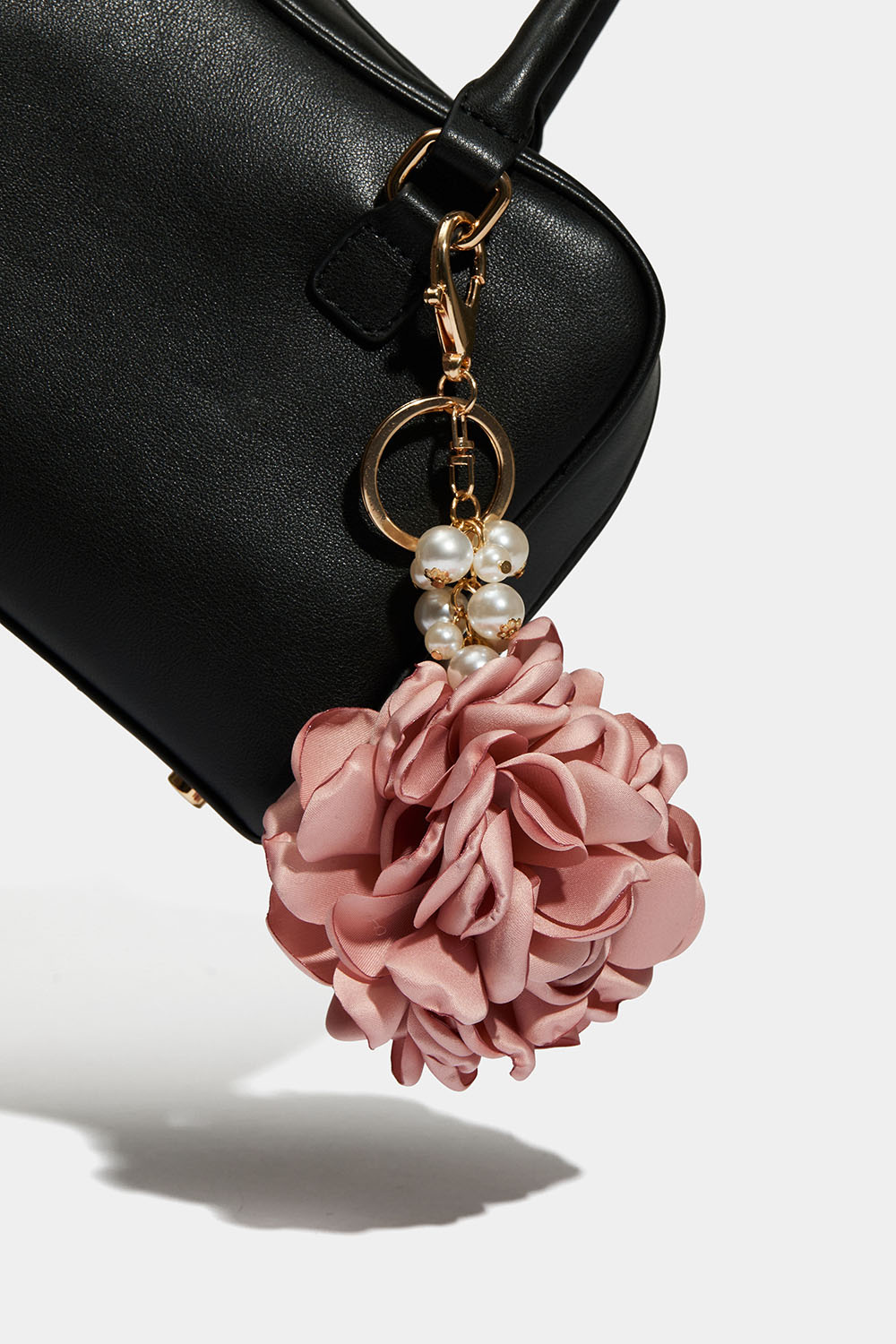 Väskdekoration med pärlor och stor blomma