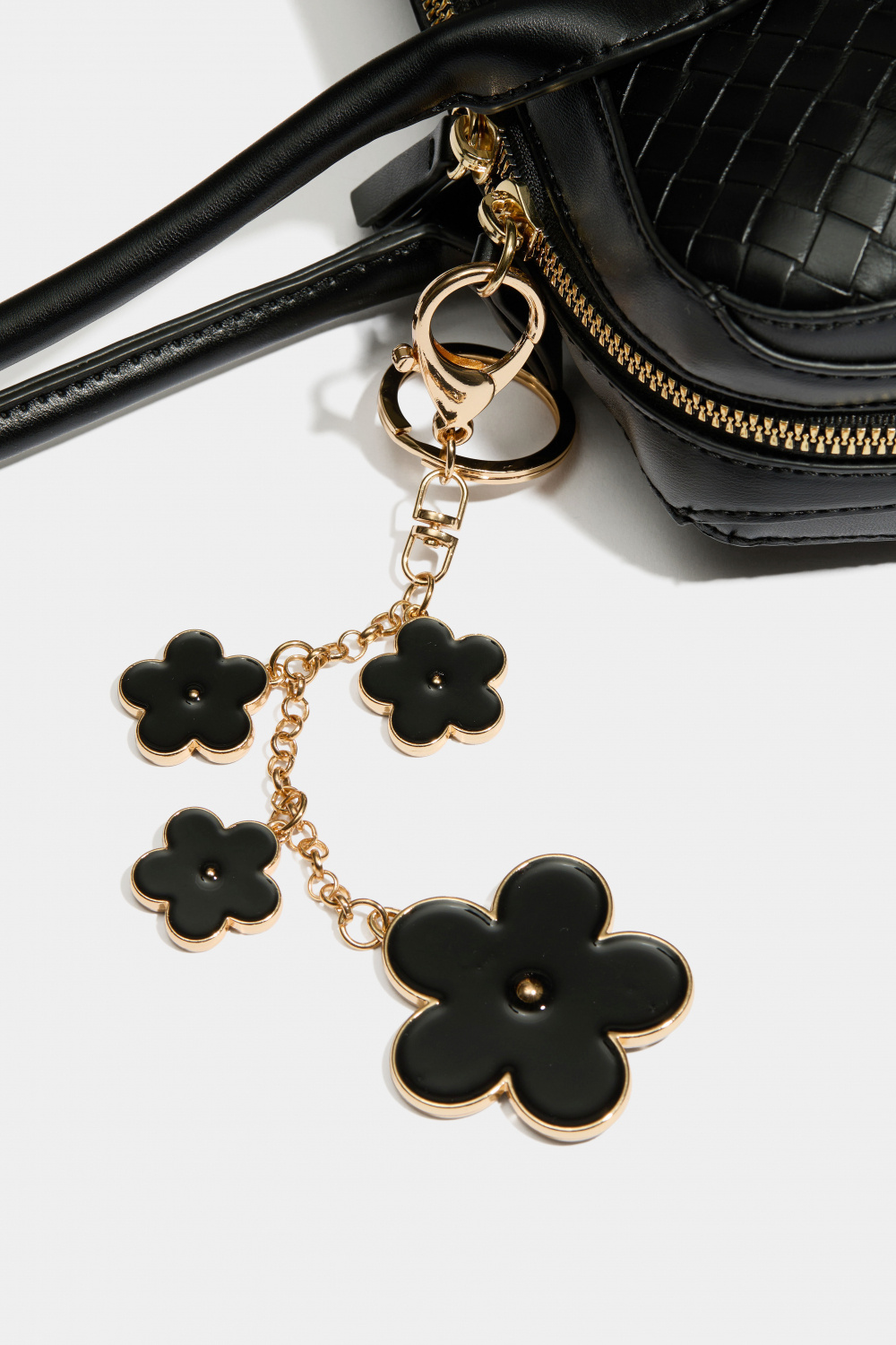 Väskdekoration med svarta blommor