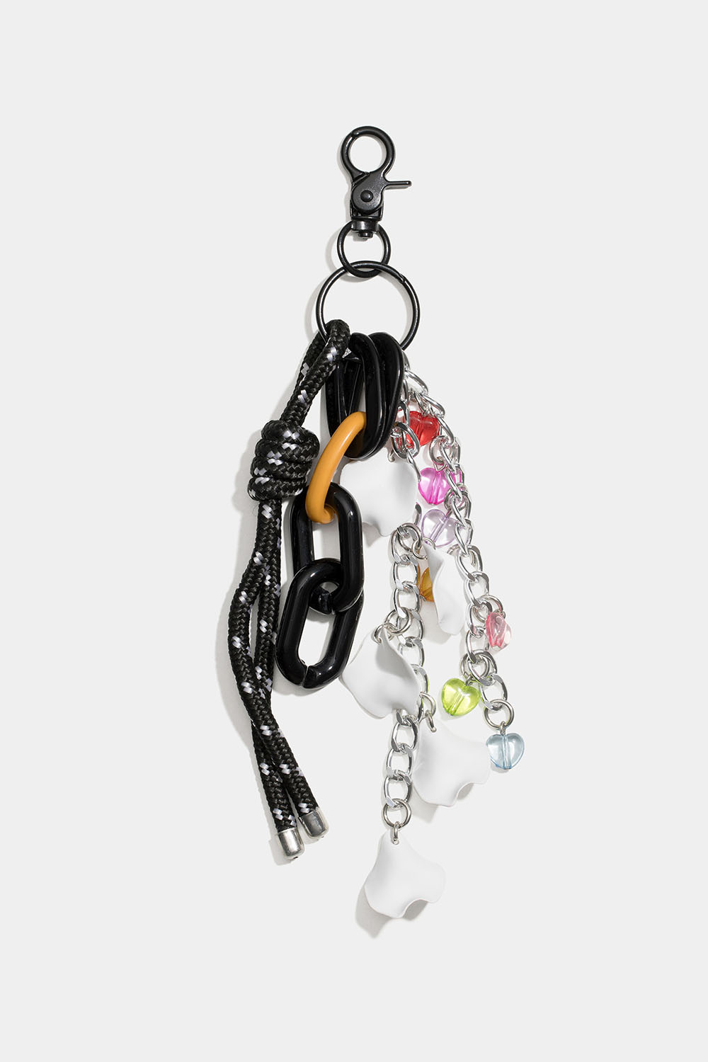 Väskdekoration med olika hängen