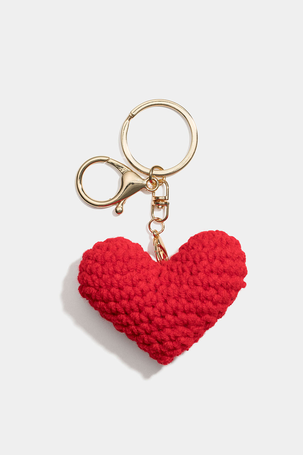 Väskdekoration med virkat hjärta