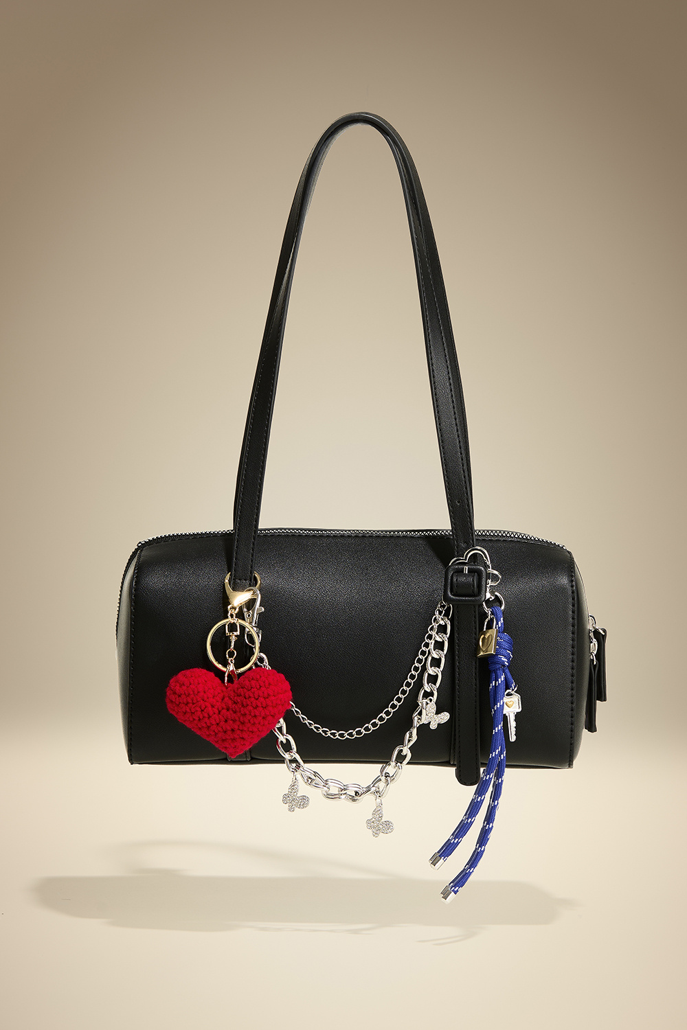 Väskdekoration med virkat hjärta