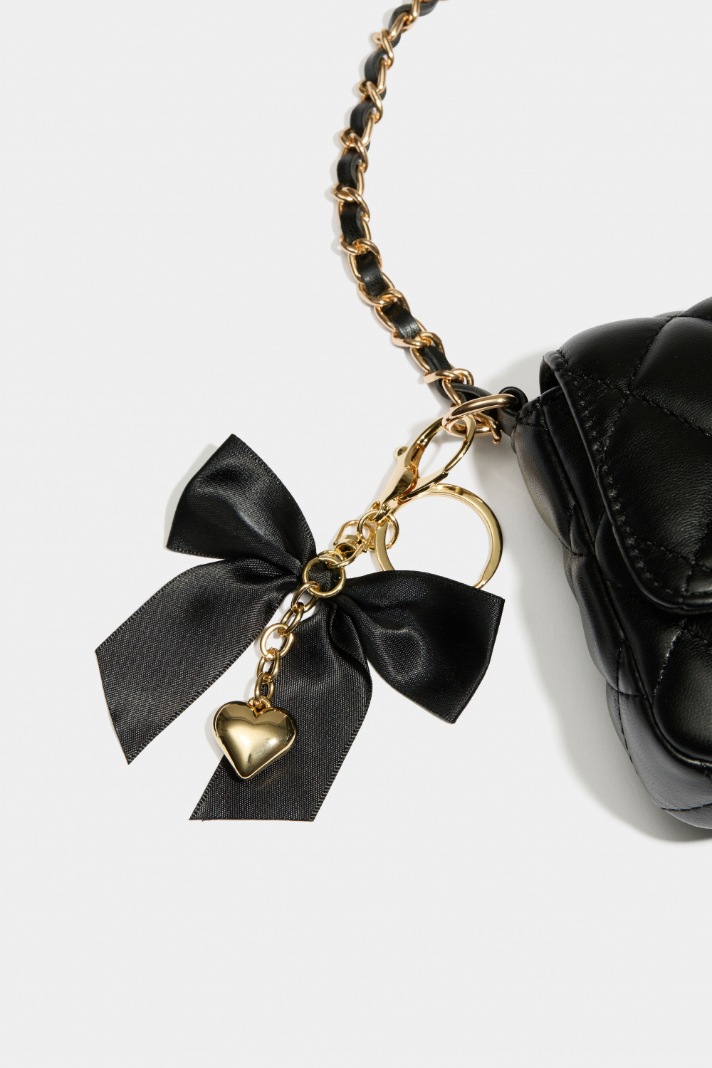 Väskdekoration med rosett och hjärta