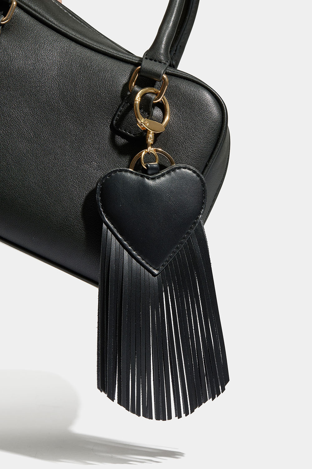 Väskdekoration med hjärta och fransar