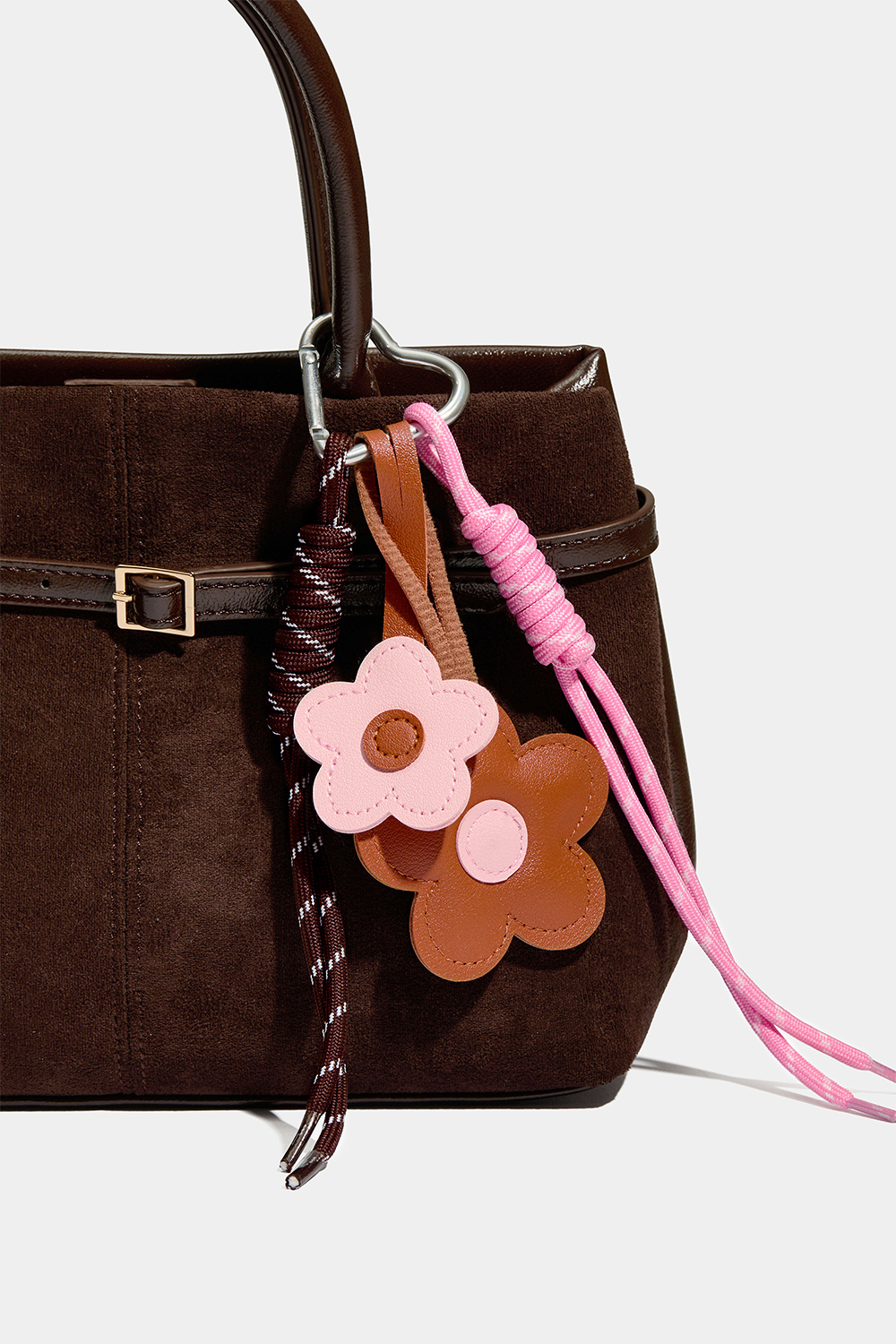 Väskdekoration med blommor och rep