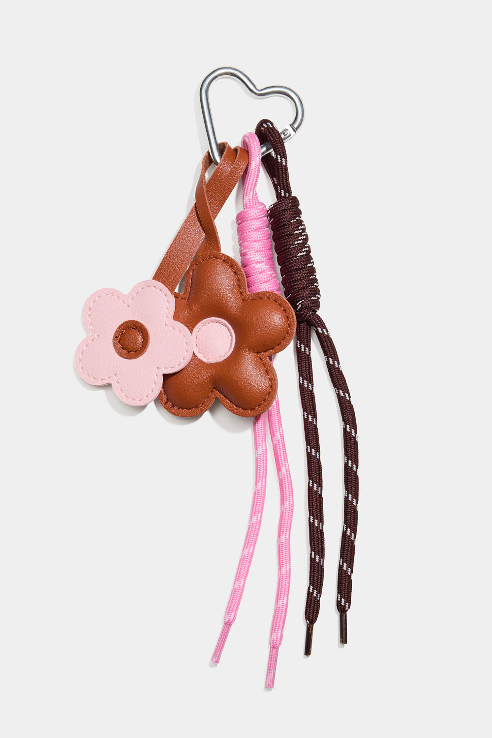 Väskdekoration med blommor och rep