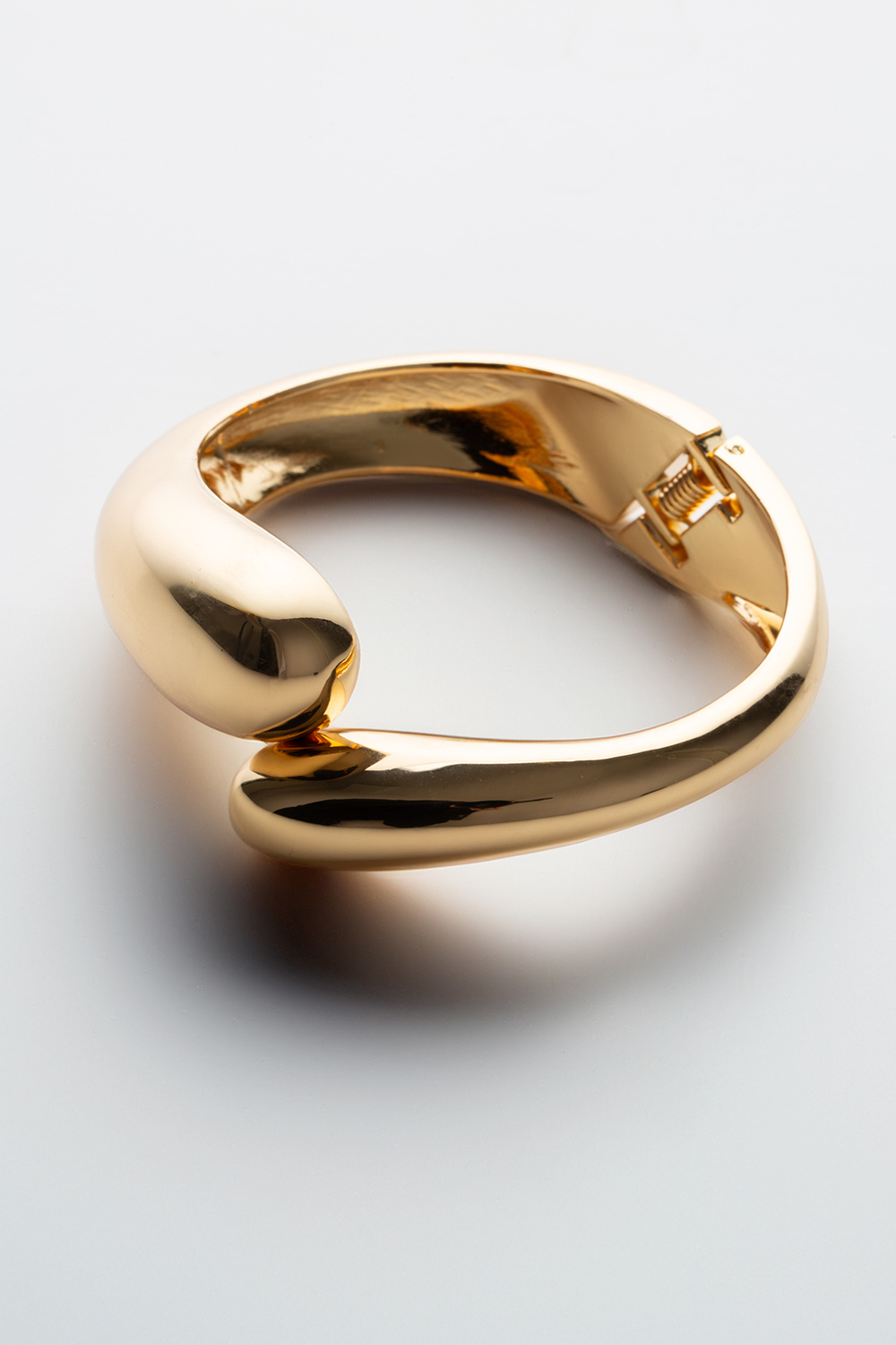 Guldfärgad bred bangle med rundade former