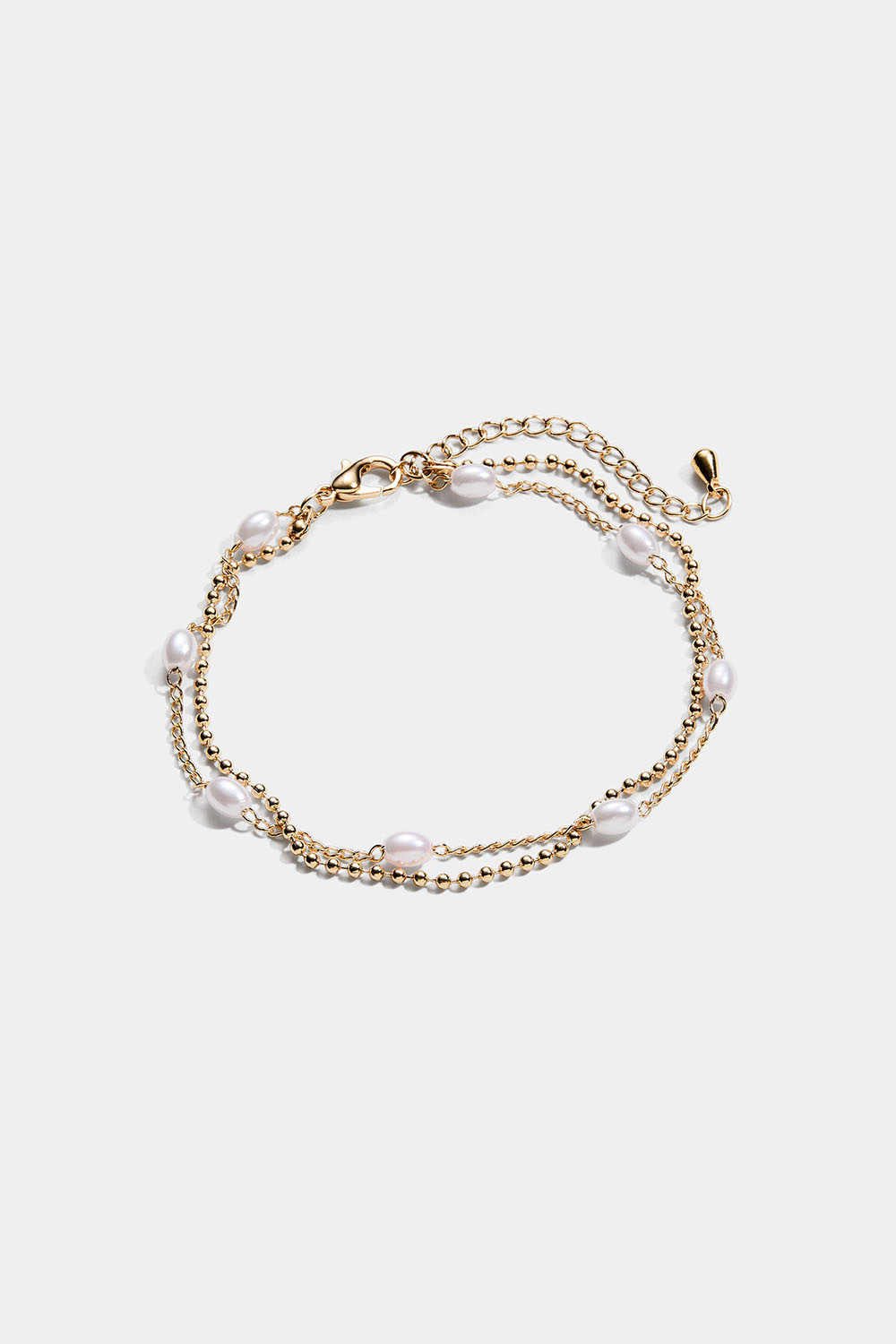 Guldfärgat dubbelarmband med ovala pärlor