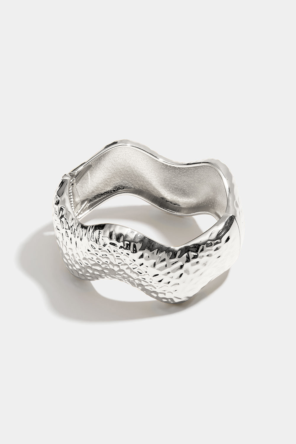 Cuff-armband med hamrad textur