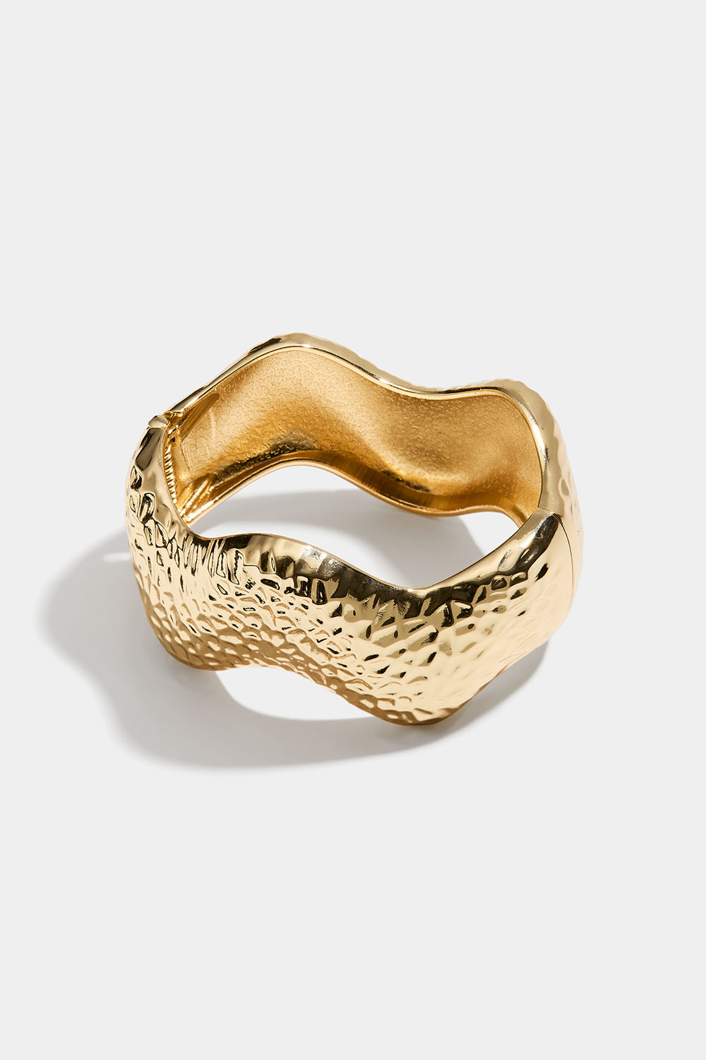 Guldfärgat cuff-armband med hamrad textur